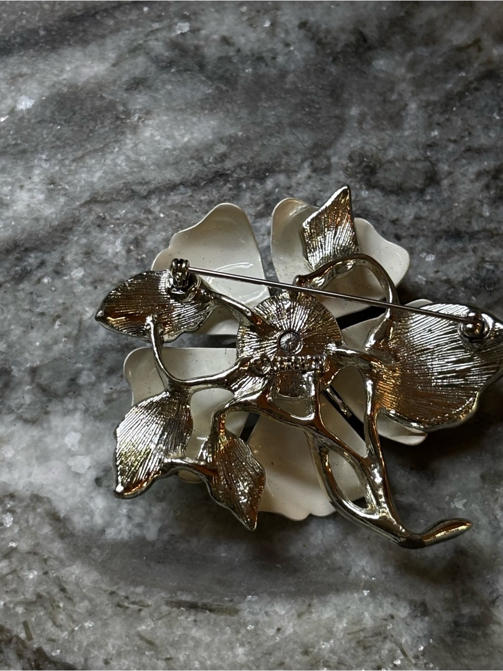 Sarah Coventry White Flower Brooch and clip earrings set with Silver-Tone Accent - Picture 3 of 5